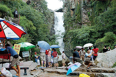 連云港漁灣風景區 飛瀑流泉引客來，自然勝境展新顏